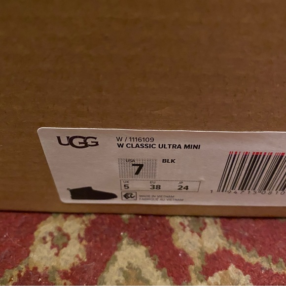 Uggs Classic Ultra Mini NEW IN BOX 7 - Picture 3 of 4